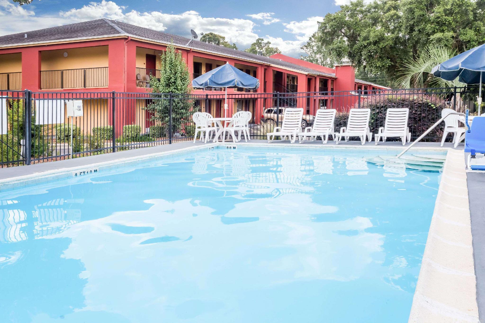 Days Inn By Wyndham Pensacola I-10 Ferry Pass Экстерьер фото