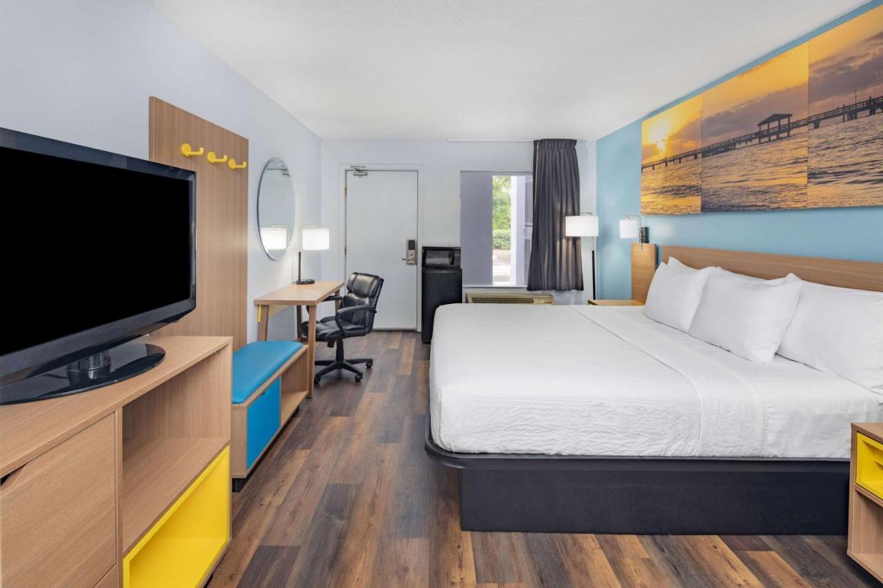 Days Inn By Wyndham Pensacola I-10 Ferry Pass Экстерьер фото