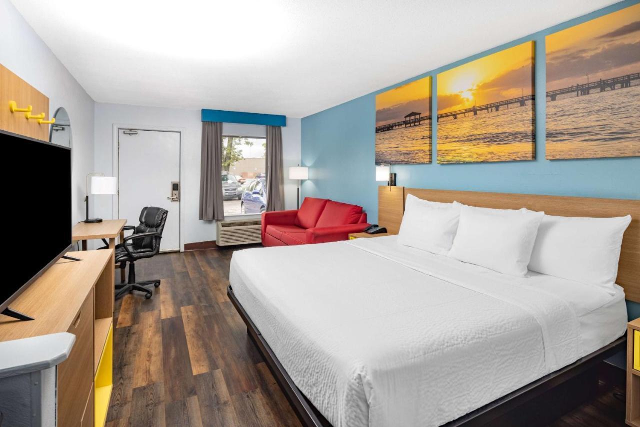 Days Inn By Wyndham Pensacola I-10 Ferry Pass Экстерьер фото